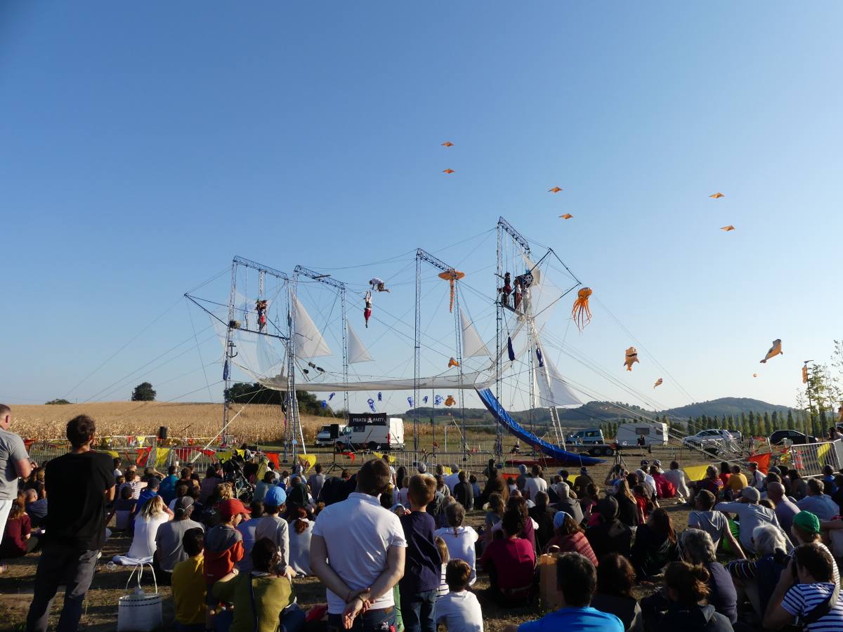 07 Beau Du Ciel animation spectacle Envol cerf volant 14 loading file